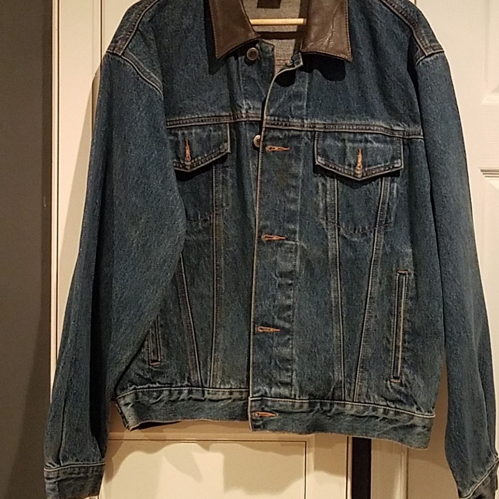 Jean jacket with a leather collar